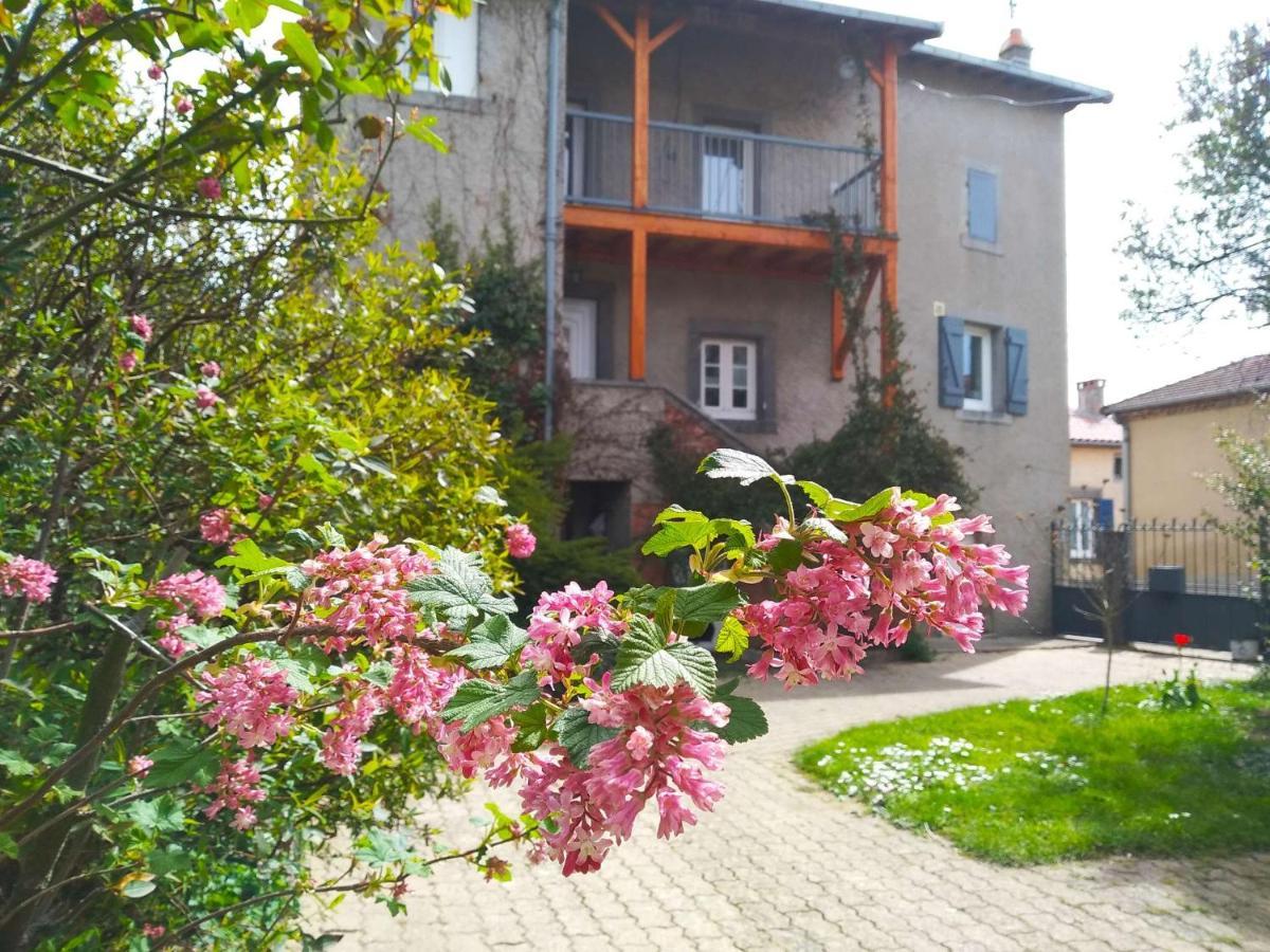 La Maison De Thuy - Gite En Auvergne Gimeaux Exterior photo
